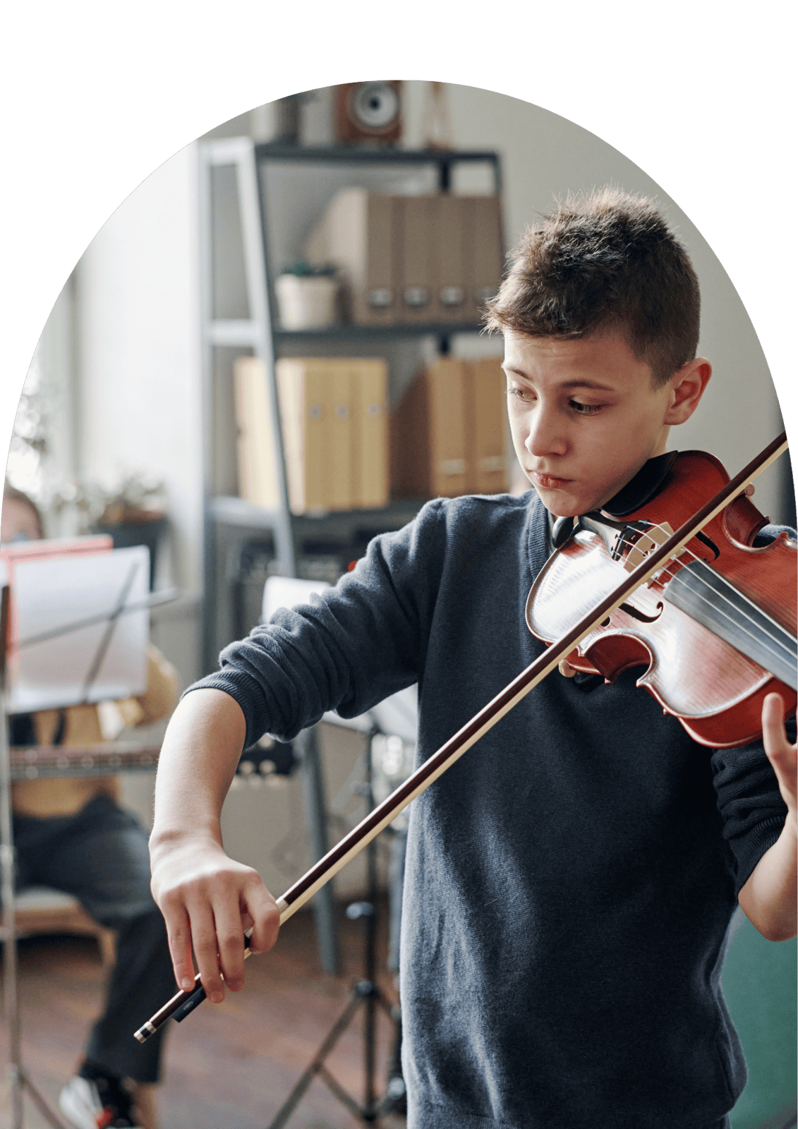 A joyful teenager learning violin during an online violin class, perfect for kids exploring music through personalized online music lessons.